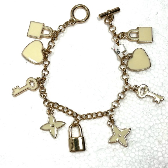 NWT KEY LOCK 🔐 HEART ❤️ WHITE CREAM BRACELET - Picture 1 of 3